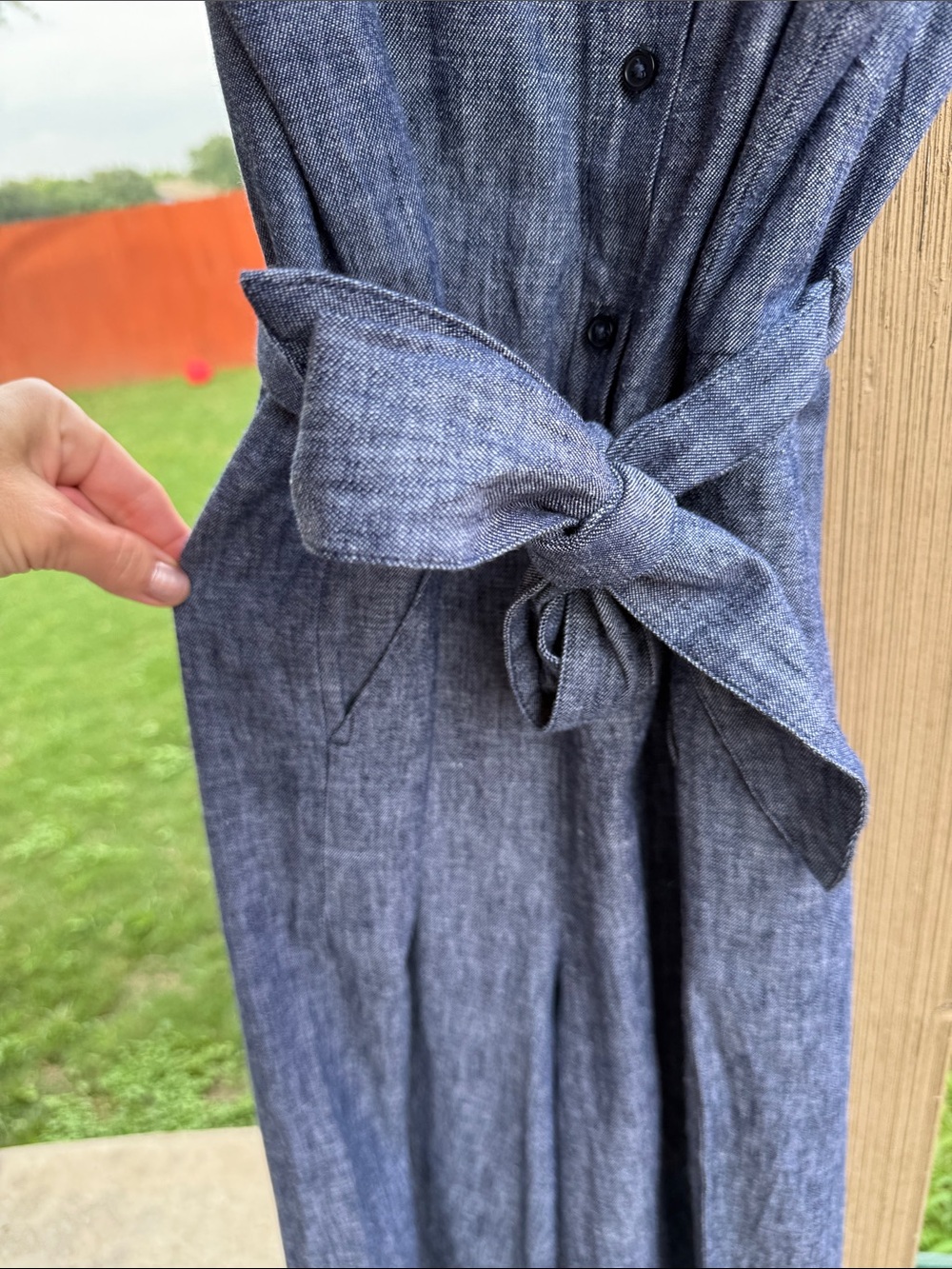 Banana Republic
Chambray Blue Linen
Denim Tie Waist
Jumpsuit Sleeveless size 0 - Picture 5 of 7